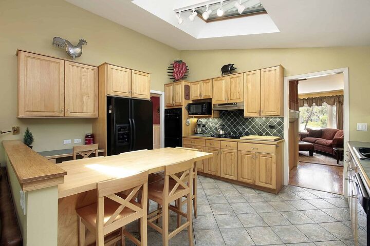什么是最好的颜色漆和橡木橱柜厨房吗
