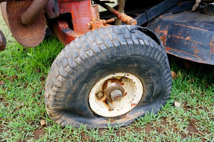 如何删除一个顽固的后轮从草坪拖拉机