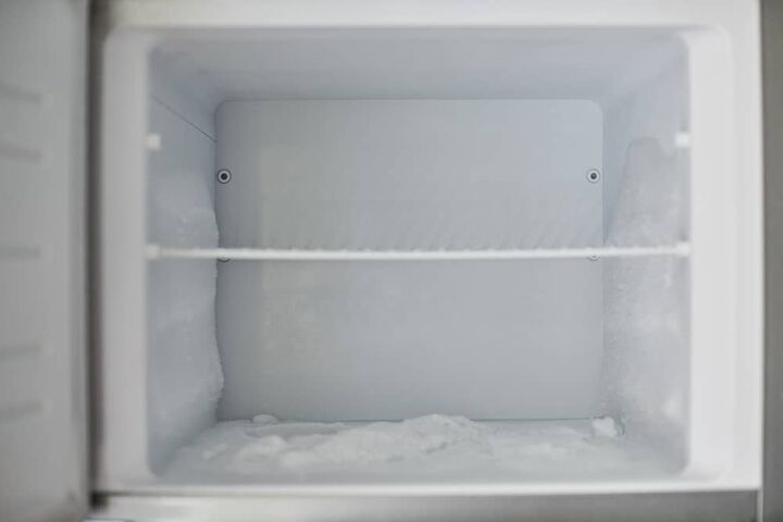 片冰在冰箱的底部